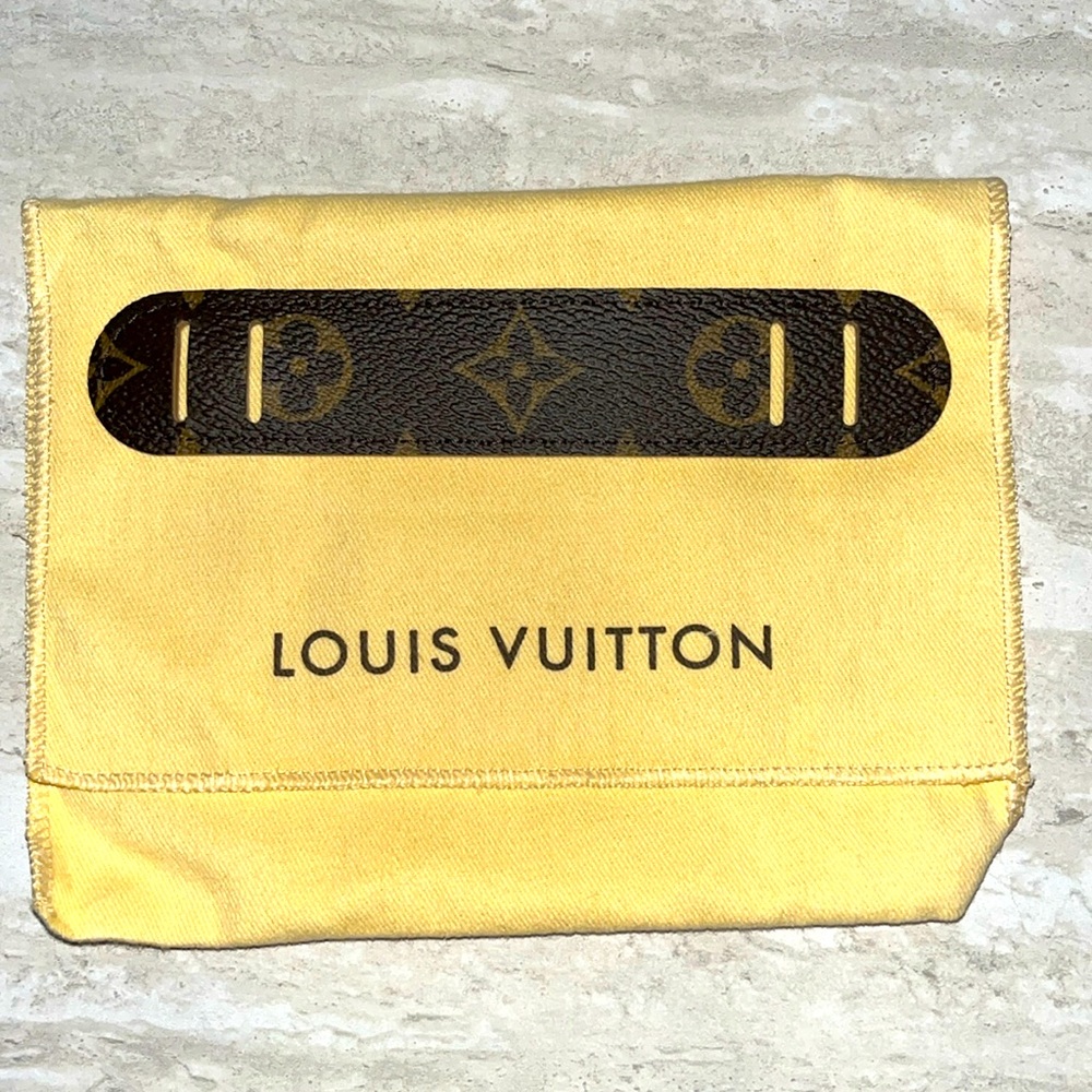 Small length of LV LOUIS VUITTON canvas monogram leather